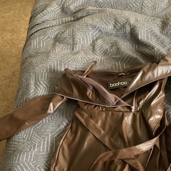 Leather off the shoulder romper - Picture 2 of 3